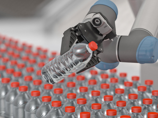 Ein Roboterarm mit uEye XC hält eine Wasserflasche mit rotem Deckel, im Hintegrund sind viele weitere Flaschen