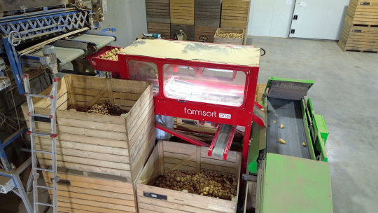 Farmsort.one Anlage sortiert Kartoffeln in bestehender Sortierlinie.