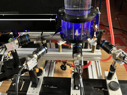 Versuchsaufbau mit mehreren EVS-Industriekameras zur 3D-Strömungsdiagnostik an einem transparenten Behälter