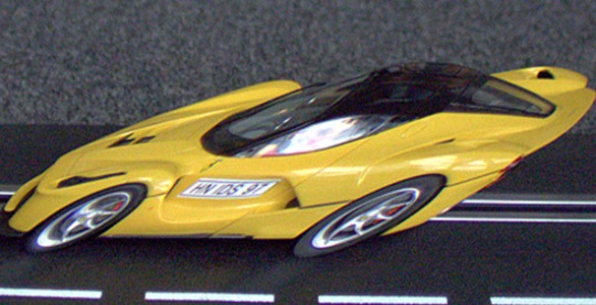 Gelbes Spielzeugauto mit Rolling Shutter Effekt
