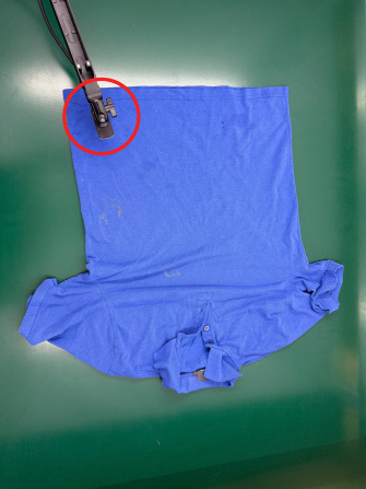 Blaues T-Shirt auf grünem Hintergrund, uEye XC Kamera an beweglichem Arm prüft von oben