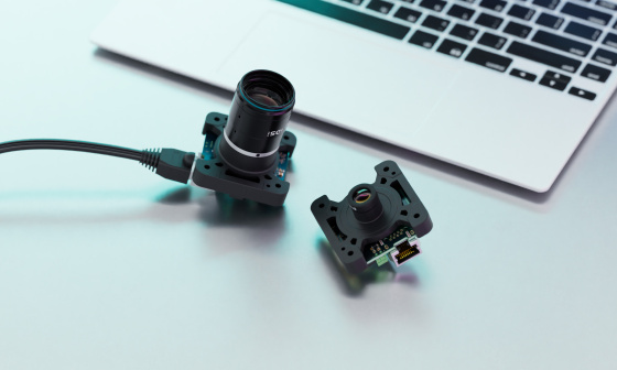 2 uEye SLE Einplatinenkameras mit unterschiedlichen Optiken vor Laptop im Anschnitt