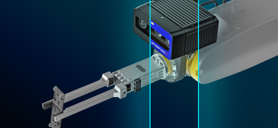 Ein Greifer mit Ensenso B 3D-Kamera hält eine Platine