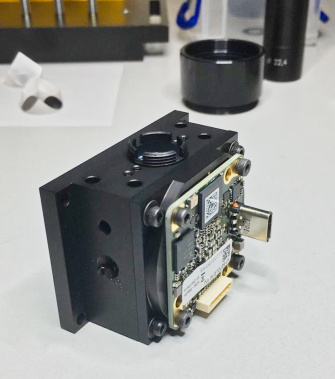 Die UI-3272LE-M-VU montiert am Zentralelement des Sensors