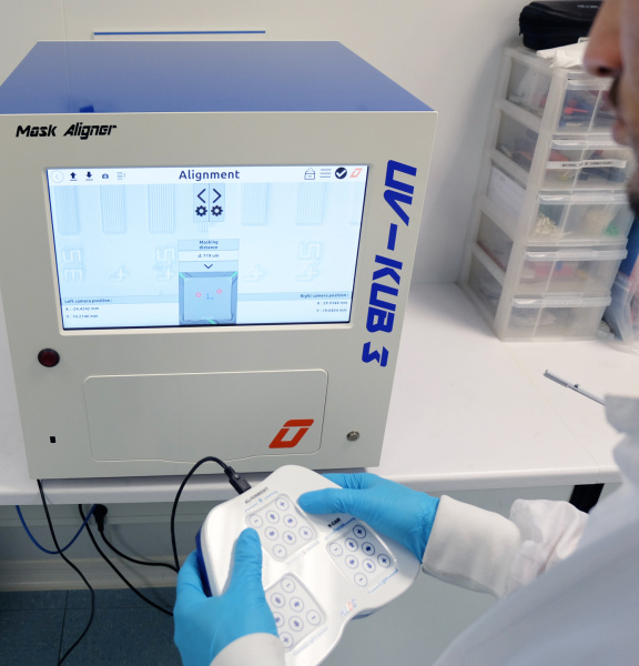 Mask Alignment von Kloé in Frankreich mit der USB 2 uEye LE Industriekamera von IDS