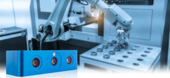 Im Vordergrund eine Ensenso Kamera, im Hintergrund ein Roboter am Arbeiten