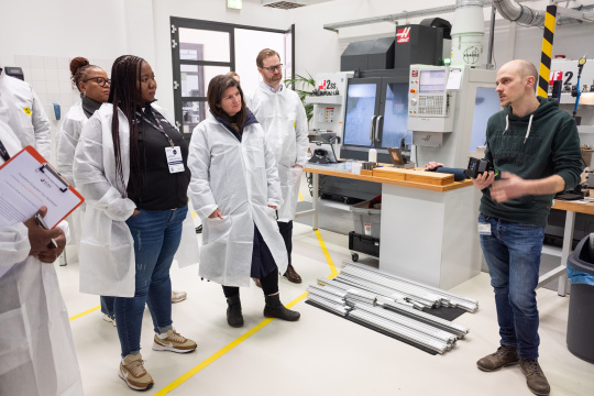 MIT REAP‑Delegation beim Rundgang durch die Hardware‑Entwicklung von IDS
