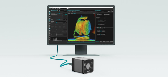 3D-Kamera vor Monitor mit farbiger Punktwolke und Softwareoberfläche