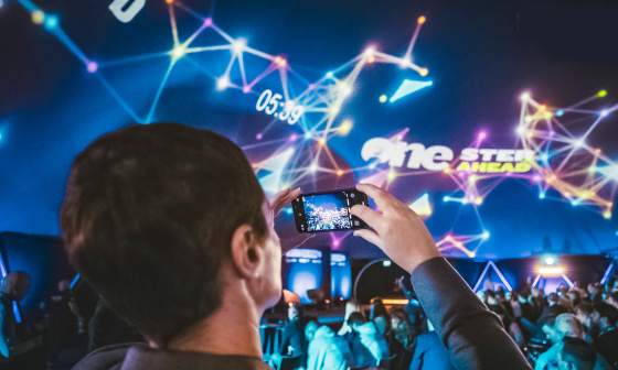 Ein Mann nimmt auf dem Startup-Event Slush'D ein Bild mit seinem Handy auf.