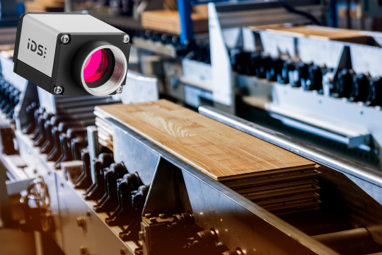 IDS uEye SE Industriekamera und Parkettplatten in einer Maschine.