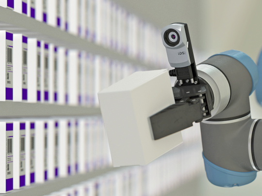Ein Roboterarm mit uEye XC hält ein Paket vor einem Regal mit vielen weiteren Paketen.
