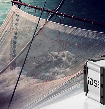 Ein Fischernetz im Meer, im Vordergrund eine IDS Industriekamera.