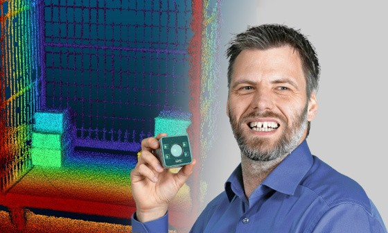 IDS Produktmanager Patrick Schick mit Nion 3D-Kamera und Punktewolke.