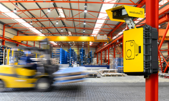 Westcotec-Kamera überwacht Geschwindigkeit von Gabelstaplern in einer Industriehalle