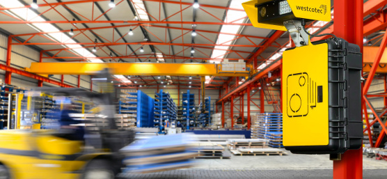 Westcotec-Kamera überwacht Geschwindigkeit von Gabelstaplern in einer Industriehalle