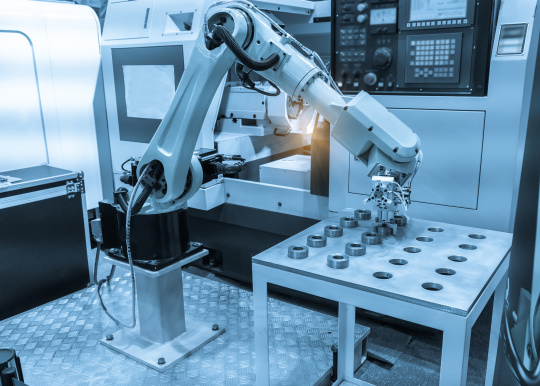 Weißer Roboterarm arbeitet mit Ensenso XR36 3D-Kamera in Maschine