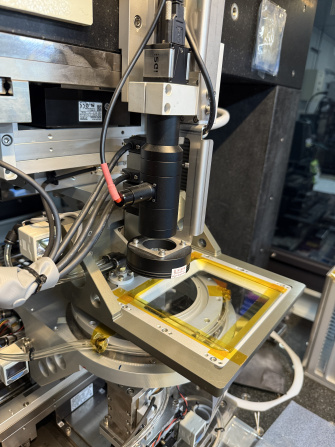 Hochpräzise, kamerabasierte Ausrichtung in automatisierter Fertigungszelle für Die-Bonding-Prozesse