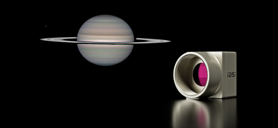 uEye XCP Industriekamera mit Teleskopaufnahme des Saturn im Hintergrund