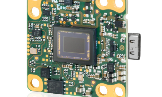 Kompakte Boardlevel-Industriekamera von IDS mit offenliegendem Bildsensor und USB-C-Anschluss