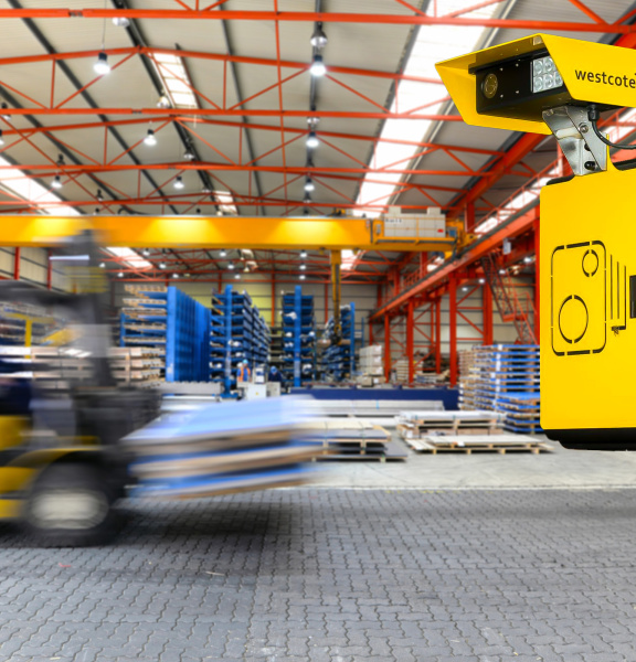 Westcotec-Kamera überwacht Geschwindigkeit von Gabelstaplern in einer Industriehalle